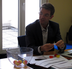 Manuel Blanche de l'agence Kopilote effectuant le tirage au sort ce vendredi après-midi