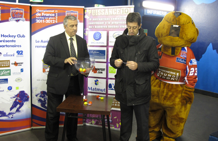 Luc Tardif, Président de la FFHG, et M. Laurent Disbeaux, Responsable Délégation d'Agences Ile de France Matmut, partenaire du Asnières Hockey Club, effectuent le tirage au sort des 8èmes de finale de la Coupe de France
