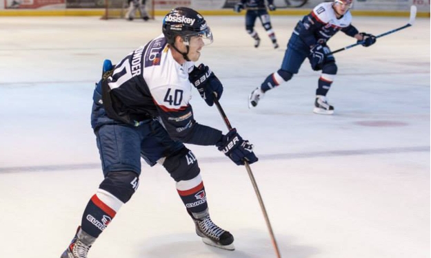 Tim Crowder a inscrit 3 points lors de la victoire 8-1 d'Angers sur Tours. www.lesducsdangers.fr
