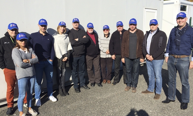 Jonathan Zwikel en compagnie des pilotes de la Zone Nord-Est devant la patinoire de Dijon