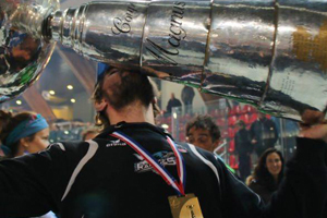 Antoine Lefebvre en train de brandir la Coupe Magnus