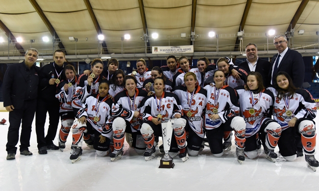 Les Bisonnes de Neuilly-sur-Marne posent avec la Coupe de France féminine, aux côtés de Luc Tardif, Président de la FFHG NC 15/16