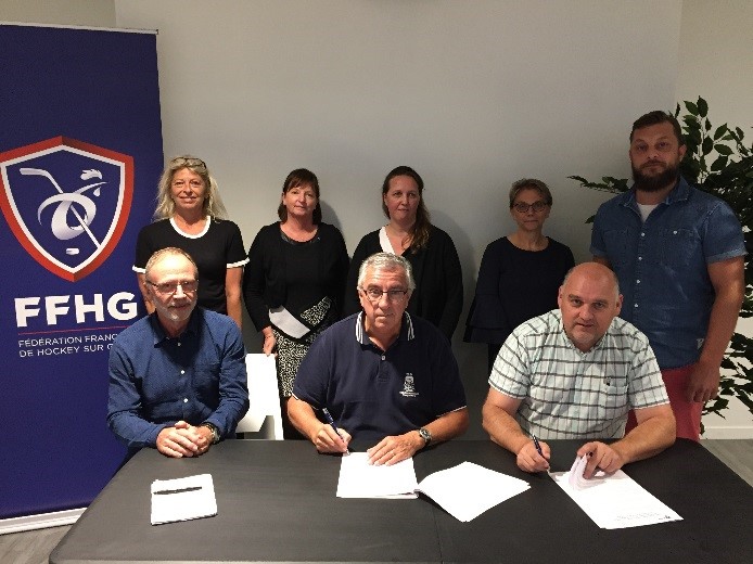 Signature de la convention par les Présidents Luc Tardif (FFHG) et Bruno Melin (IDF), en présence de Jean-Jacques Hardy, président de la COCD et de l’ensemble des personnes ayant œuvrer à l’élaboration de cette convention