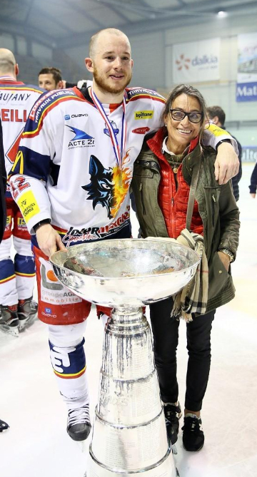 Guillaume Leclerc et sa mère Bénédicte avec la Coupe Magnus