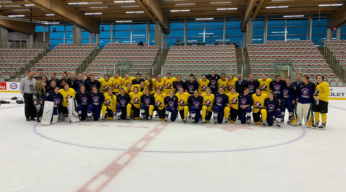 Photo de groupe à l'issue du match France - Canada U22