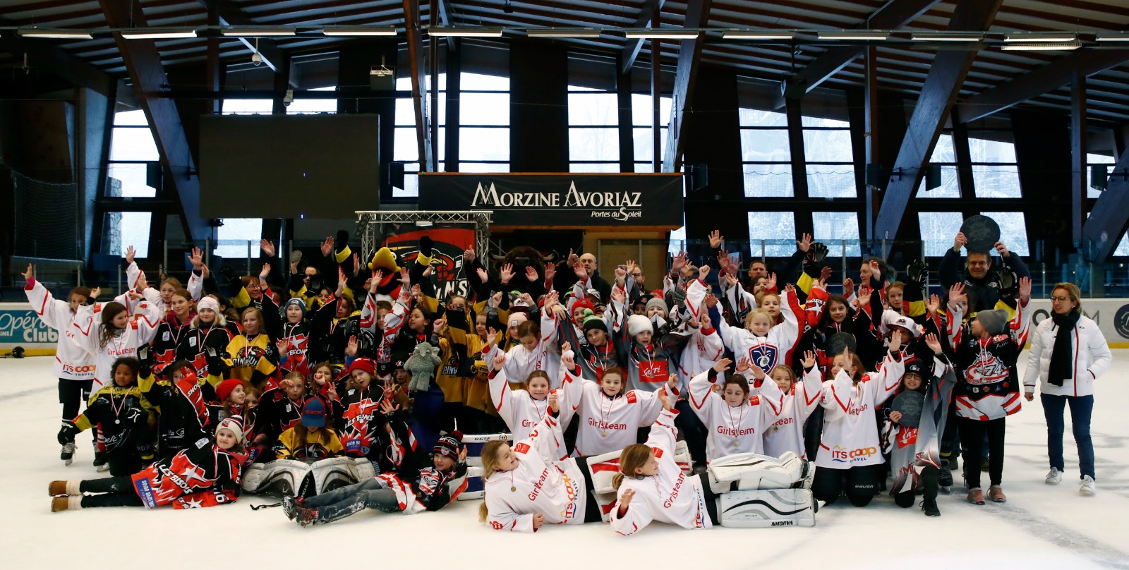 Photo de groupe à l'issue de la HCMA International Girls Cup