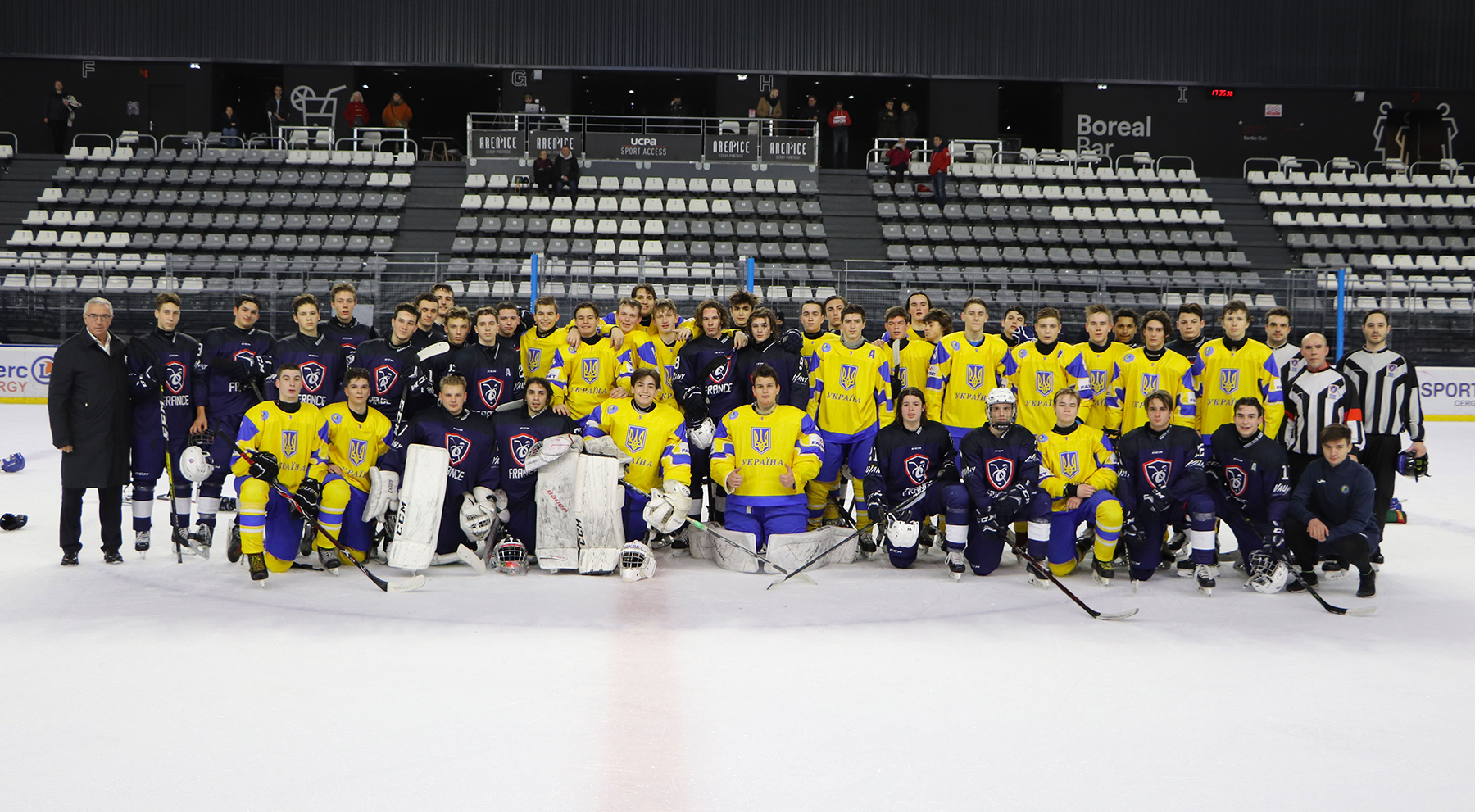 Les deux équipes réunies sur la glace de l'Aren'Ice aux côtés de Luc Tardif, Président de la FFHG