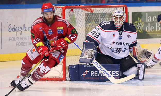 Alex Aleardi tentera de tromper Florian Hardy vendredi, comme il l'avait fait le 3 décembre dernier. Crédit : Fabien Baldino