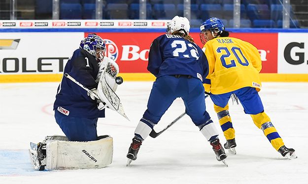 En 2021, Caroline Baldin, Gwendoline Gendarme et les Bleues affronteront la Suède à deux reprises en compétition officielle. Crédit : Matt Zambonin HHOF-IIHF Images
