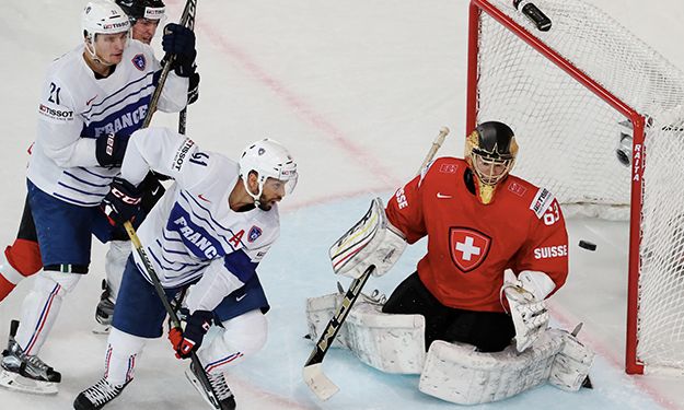 À eux deux, Antoine Roussel et Pierre-Edouard Bellemare comptabilisent 5 clubs de NHL ! Crédit : Xavier Lainé