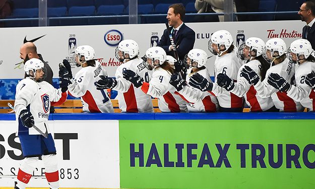 Célébration des Bleues après un but marqué face à la République tchèque lors du Mondial Elite 2019 à Espoo (FIN). Crédit : Matt Zambonin / HHOF-IIHF Images