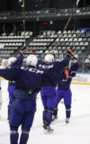 Les Bleus célèbrent leur victoire à l’entraînement