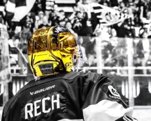 Anthony Rech avec le casque de meilleur pointeur de son équipe.