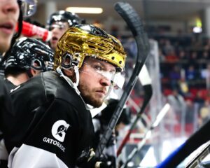 Anthony Rech avec le casque de meilleur pointeur de son équipe.