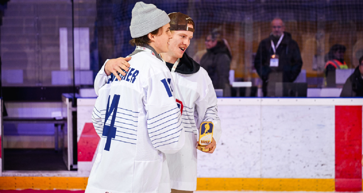 James Eyre et Emil Tavernier lors de la remise des récompenses du Mondial D1A U20