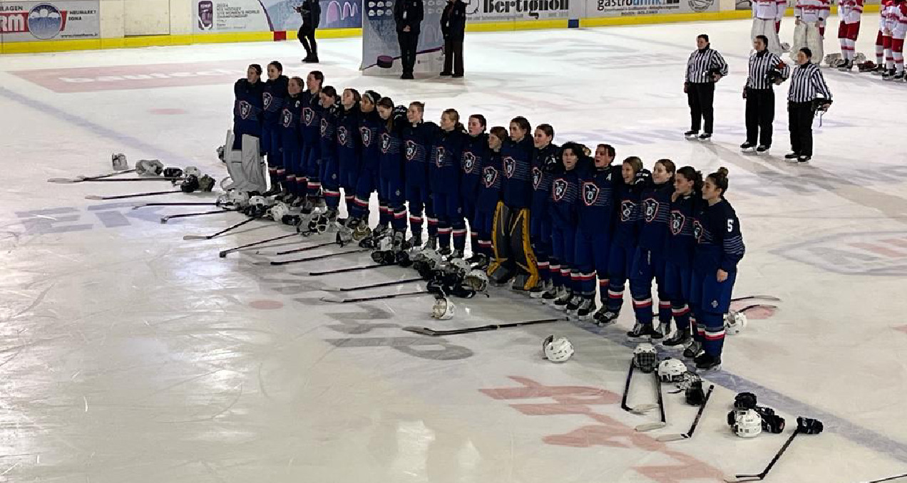 L'équipe de France U18 féminine après sa victoire contre le Danemark